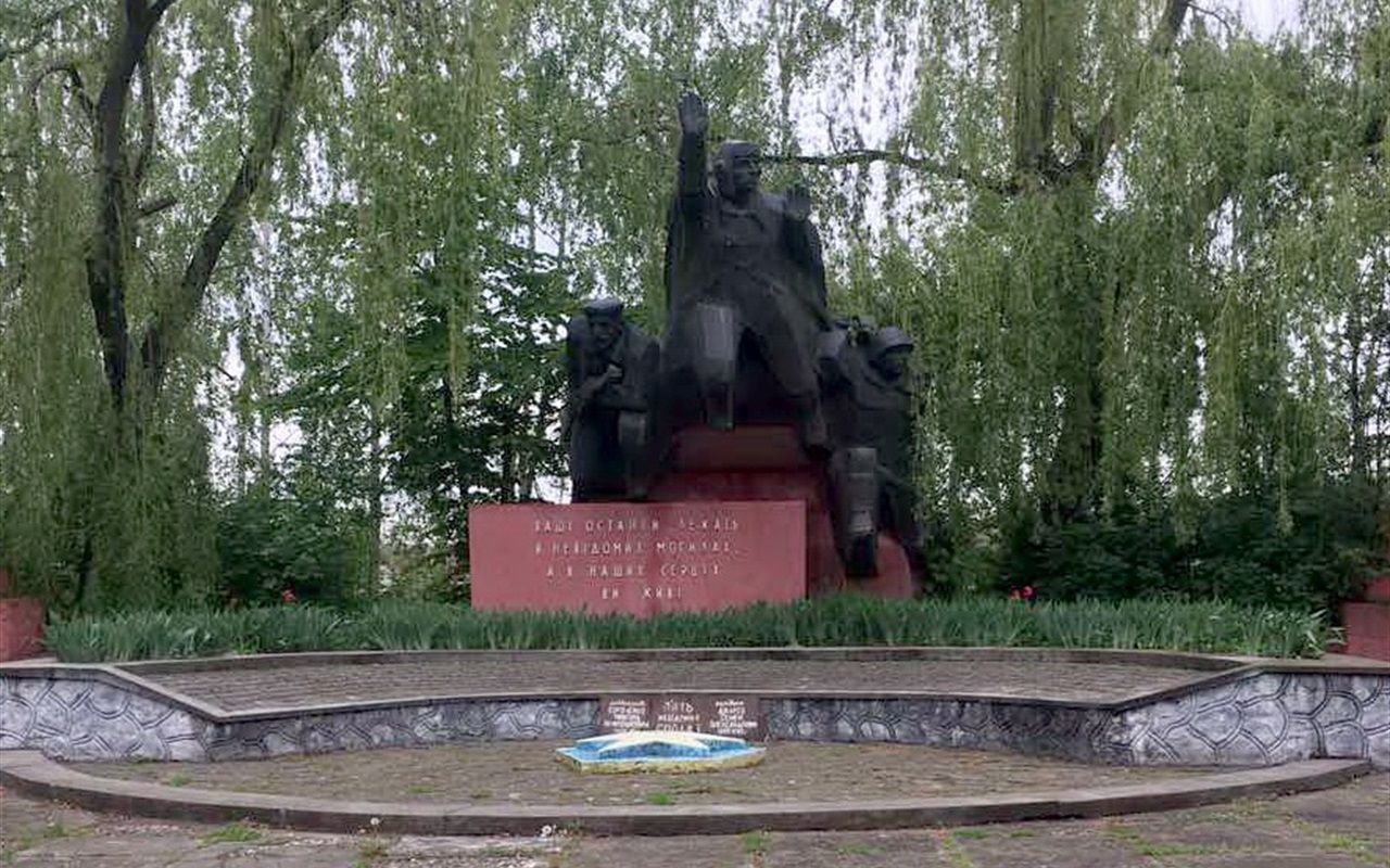 Чи впізнаєте ви, де розміщені ці пам’ятники у Кіцманському районі?