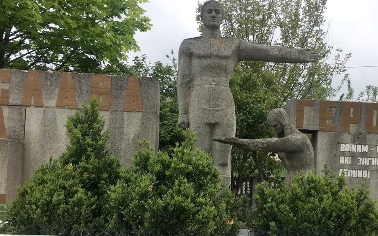 Чи впізнаєте ви, де розміщені ці пам’ятники у Кіцманському районі?