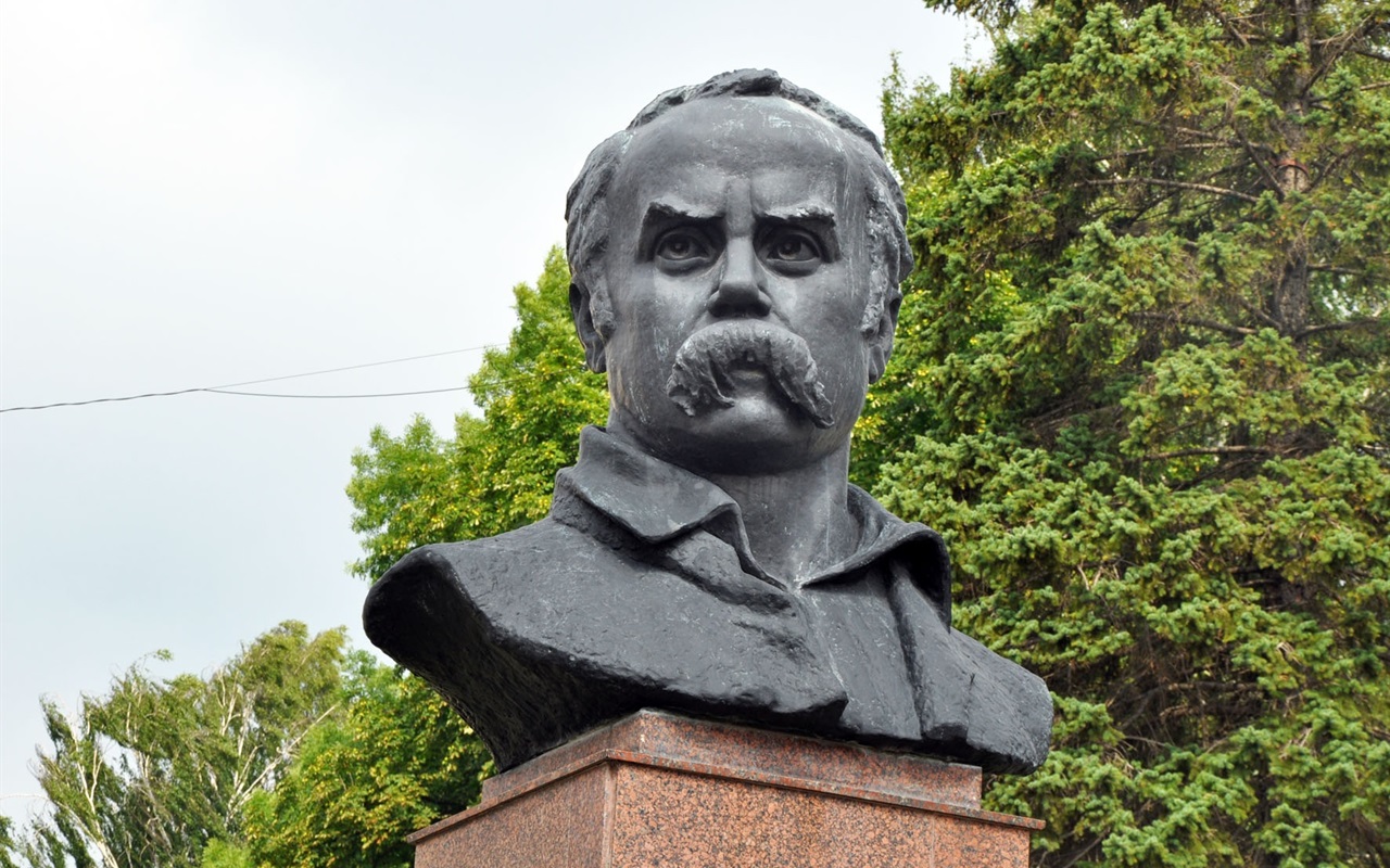 Спробуйте вгадати, яким особистостям встановлені пам’ятники у Кременці