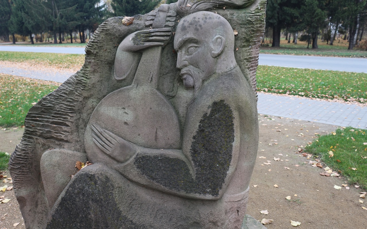 Старокостянтинів в деталях: вгадайте елементи вуличного декору
