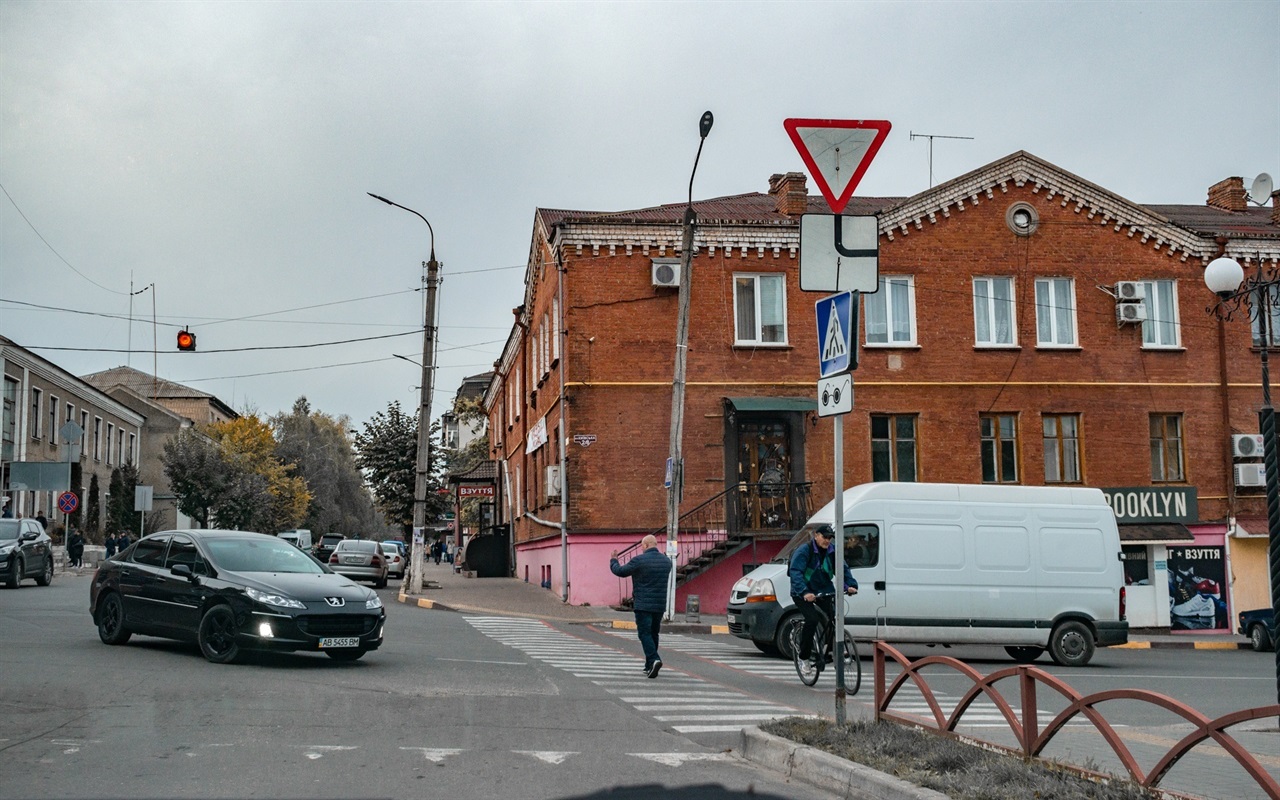 Автомобільними дорогами Жмеринки: пройдіть 10 запитань для водіїв