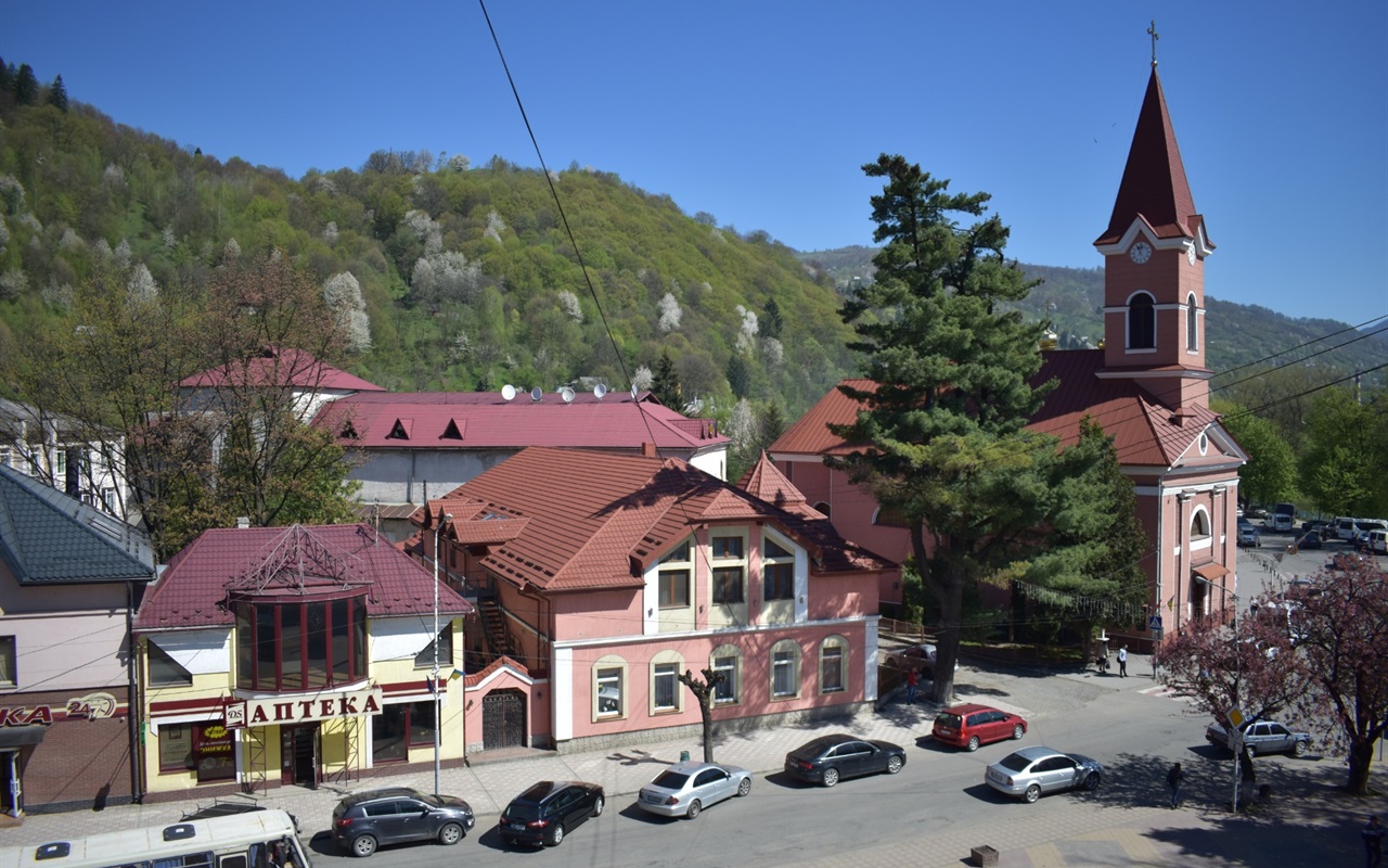 Ліземо людям у вікна. Вгадай з якого «оболока» у Рахові зроблене фото