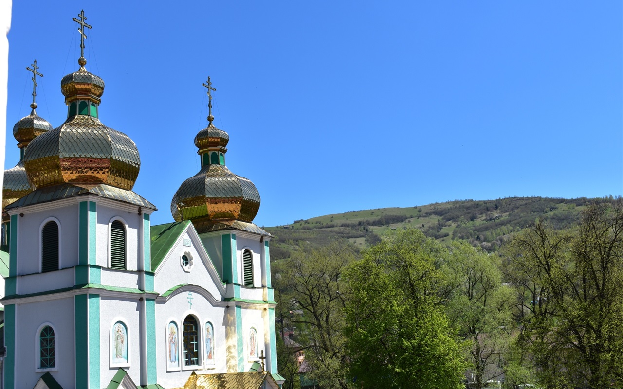 Ліземо людям у вікна. Вгадай з якого «оболока» у Рахові зроблене фото