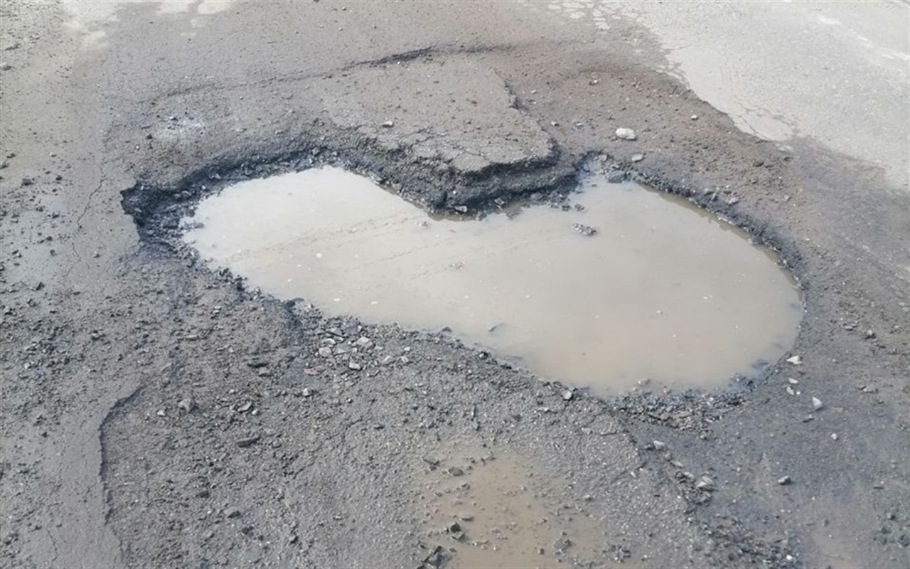 Вгадай на якій вулиці міста знаходиться яма на дорозі