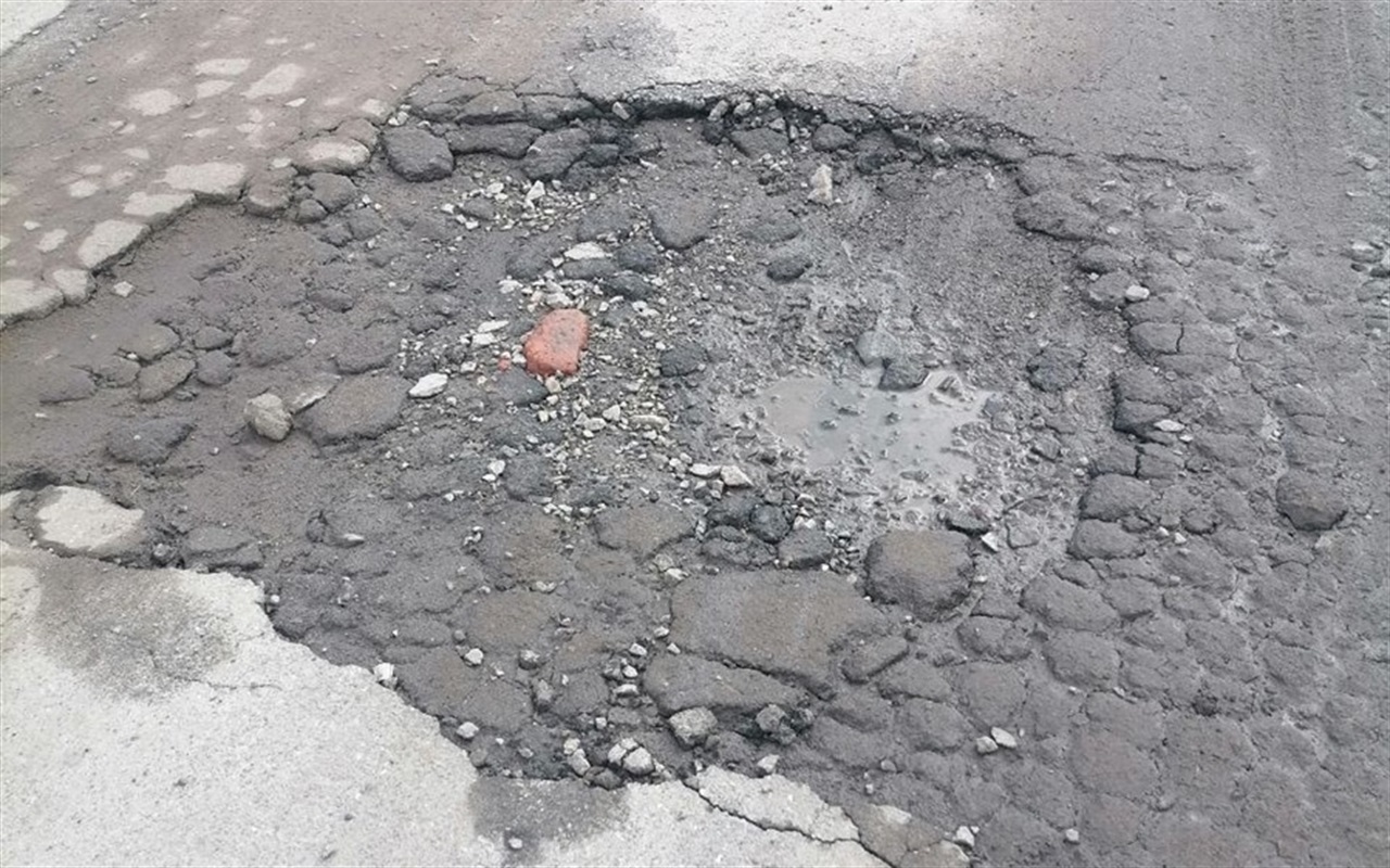 Вгадай на якій вулиці міста знаходиться яма на дорозі
