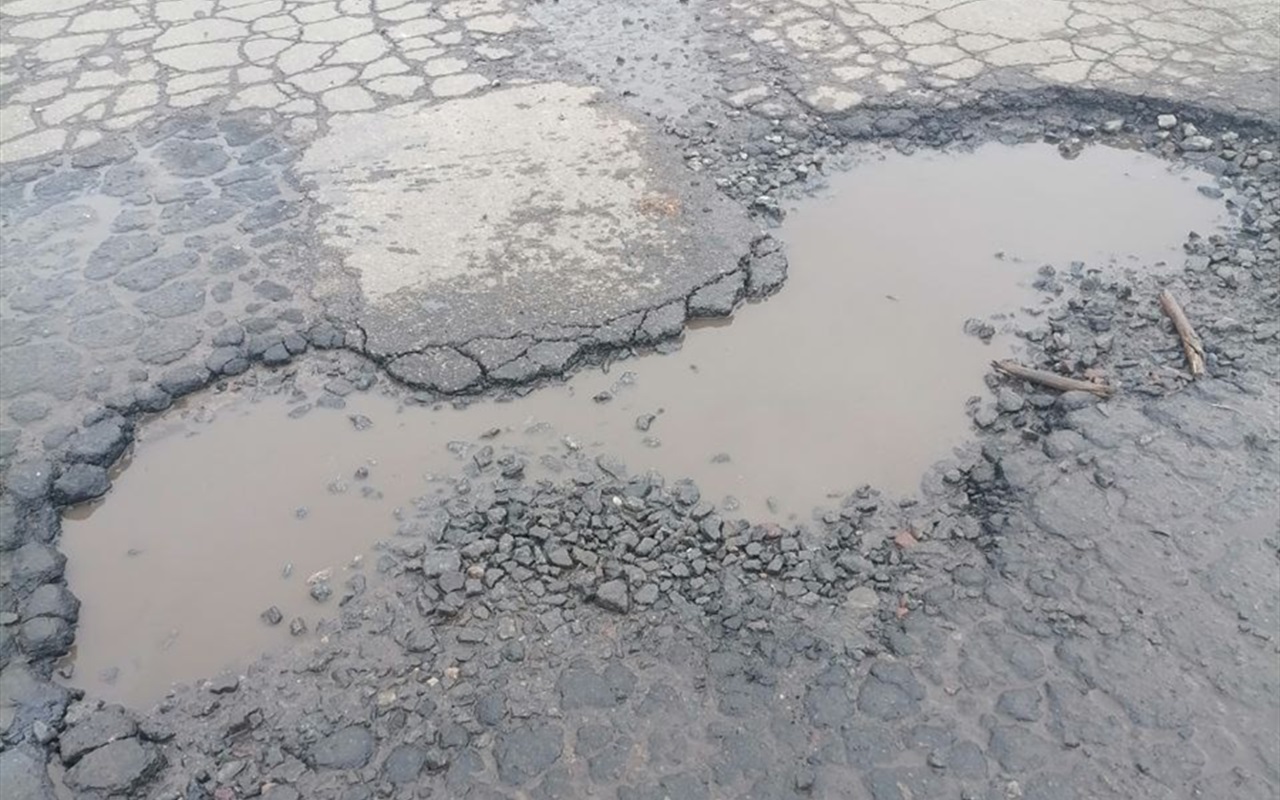 Вгадай на якій вулиці міста знаходиться яма на дорозі