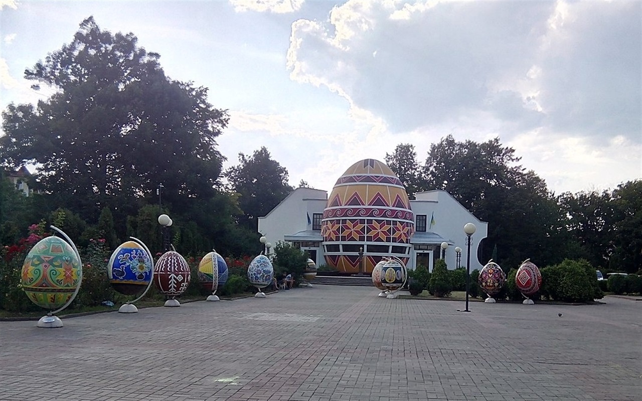 Крашанки та писанки в українській великодній традиції
