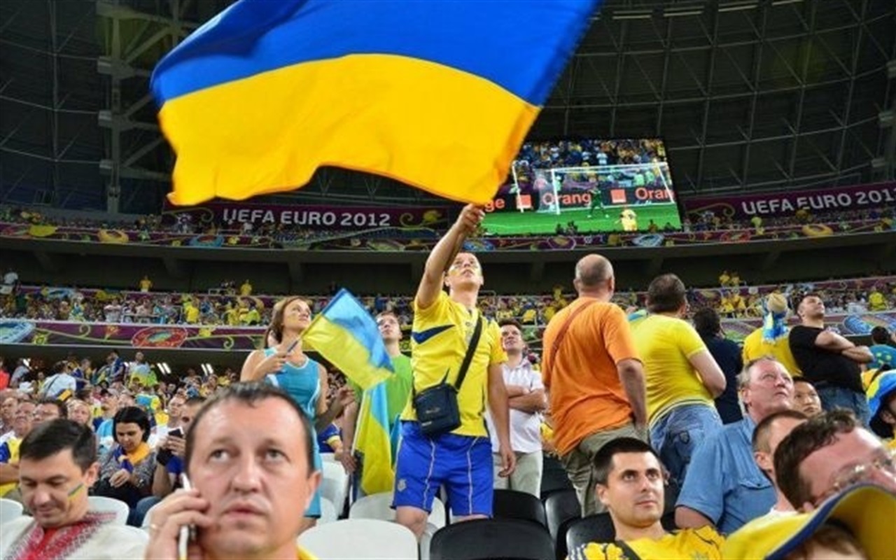 Які історичні події за роки незалежності України зображені на фото