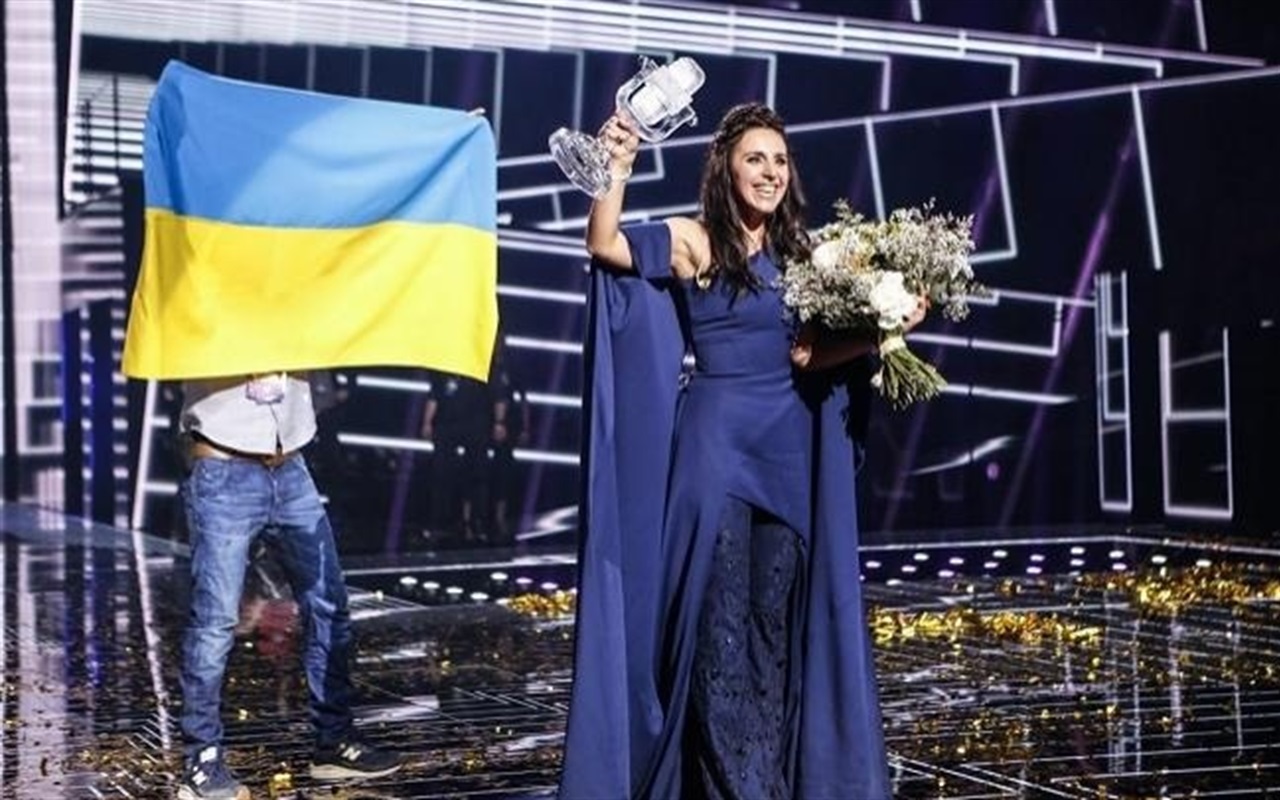 Які історичні події за роки незалежності України зображені на фото