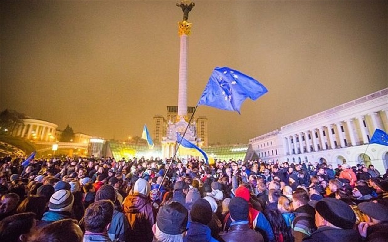 Які історичні події за роки незалежності України зображені на фото