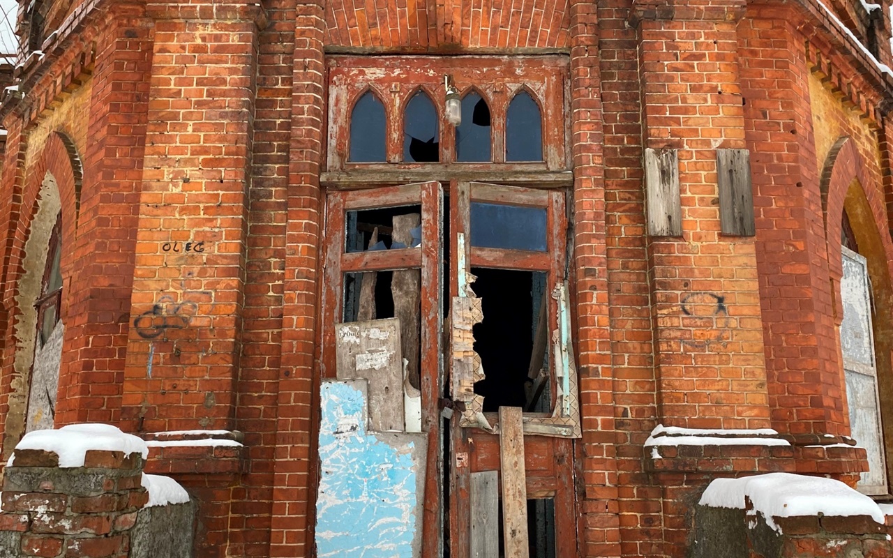 Куди ведуть ці двері?