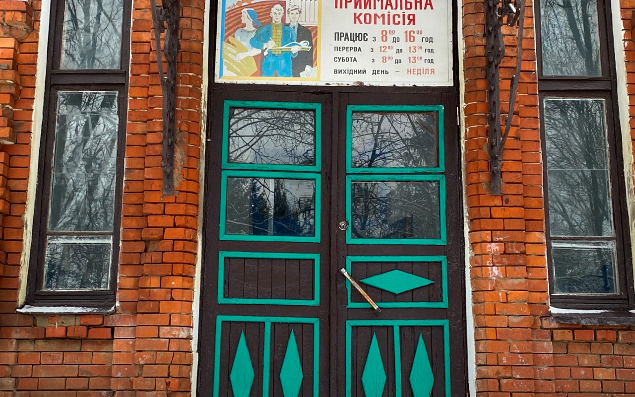 Куди ведуть ці двері?