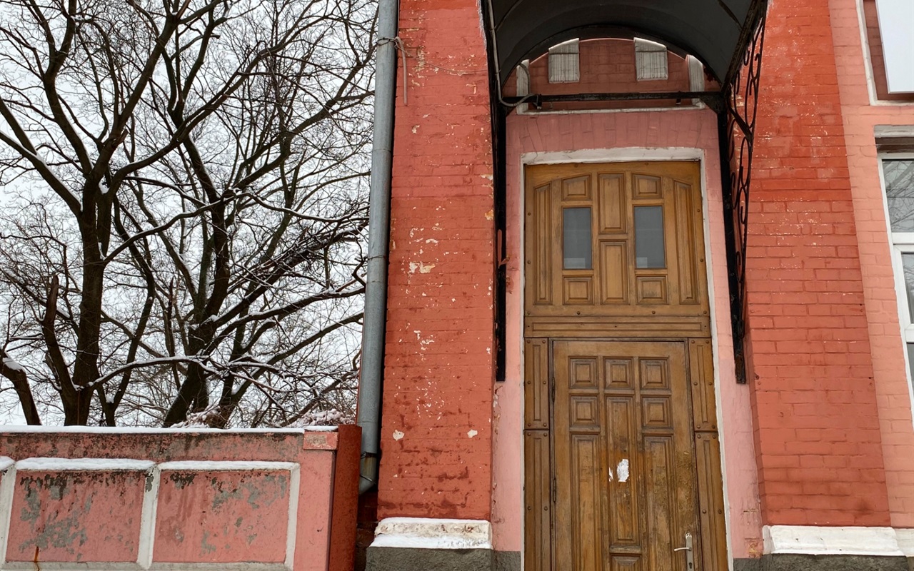 Куди ведуть ці двері?