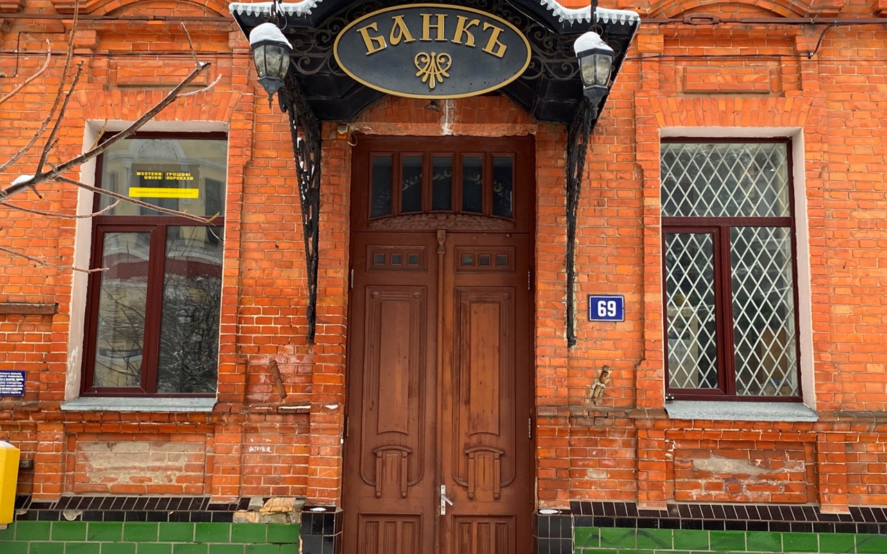 Куди ведуть ці двері?