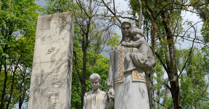 Чи впізнаєте ви, де розміщені ці пам’ятники у Кіцманському районі?